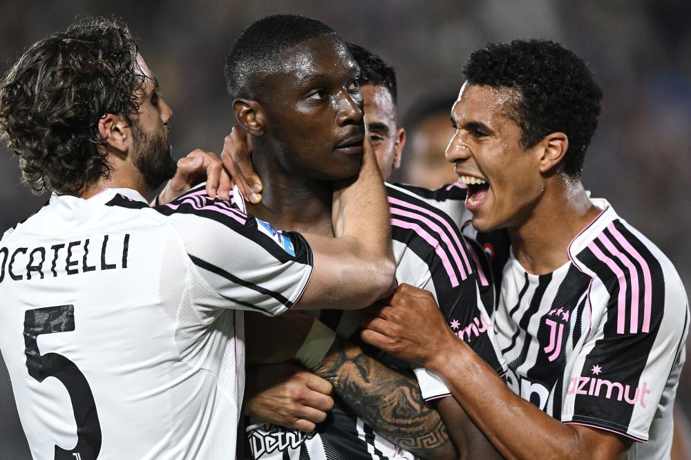 篮球CBA球队启用新训练馆，设备全面升级